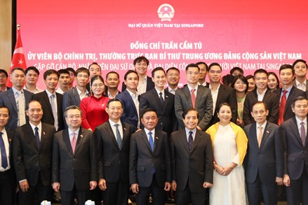 Thường trực Ban Bí thư Trần Cẩm Tú gặp gỡ cộng đồng người Việt Nam tại Singapore 
