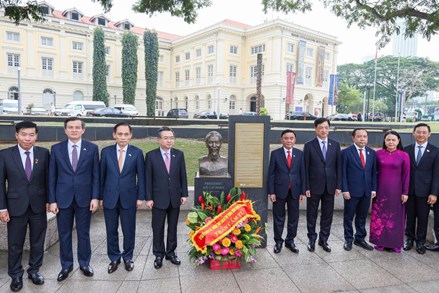 Đồng chí Thường trực Ban Bí thư Trần Cẩm Tú dâng hoa tưởng niệm Chủ tịch Hồ Chí Minh ở Bảo tàng Văn minh châu Á, Singapore