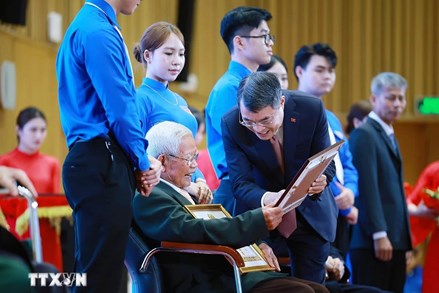 Thủ tướng Lê Minh Hưng: Chăm lo tốt hơn nữa đời sống vật chất, tinh thần của các đảng viên lão thành 