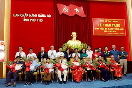Chủ tịch Bùi Thị Minh Hoài trao Huy hiệu 80 năm tuổi Đảng cho đảng viên lão thành của tỉnh Phú Thọ