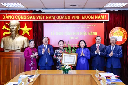 Chủ tịch Bùi Thị Minh Hoài trao tặng Huy hiệu 45 năm tuổi Đảng cho GS.TS Nguyễn Thị Doan