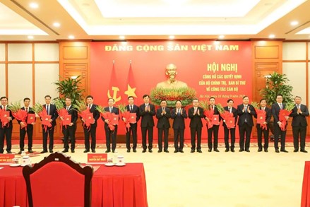 Công bố các Quyết định của Bộ Chính trị, Ban Bí thư về công tác cán bộ