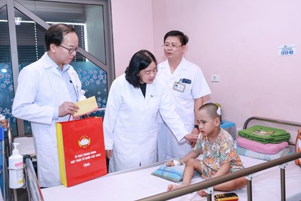 Chủ tịch Bùi Thị Minh Hoài thăm, tặng quà Trung thu cho các cháu thiếu nhi tại Bệnh viện Nhi Trung ương