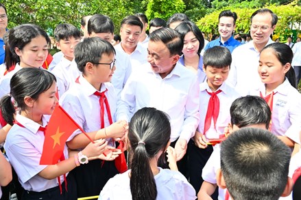 Thường trực Ban Bí thư Trần Cẩm Tú thăm, tặng quà Làng trẻ em SOS Hà Nội
