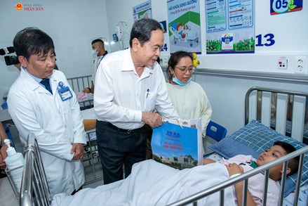 Chủ tịch Quốc hội Trần Thanh Mẫn thăm, động viên các bệnh nhi tại Bệnh viện Nhi đồng 1 Thành phố Hồ Chí Minh 