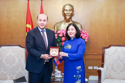 Chủ  tịch Bùi Thị Minh Hoài tiếp Đoàn đại biểu cấp cao Hội Liên hiệp thanh niên Campuchia 