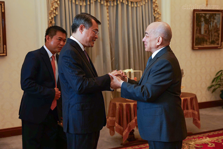 Thủ tướng Lê Minh Hưng chào Quốc vương Norodom Sihamoni và Hoàng Thái hậu Norodom Monineath Sihanouk