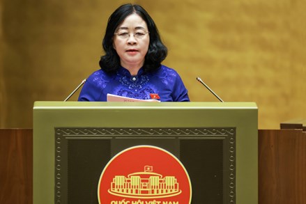 Chủ tịch Bùi Thị Minh Hoài trình bày Báo cáo một số nội dung chủ yếu cử tri và Nhân dân gửi đến kỳ họp thứ Hai, Quốc hội khóa XVI
