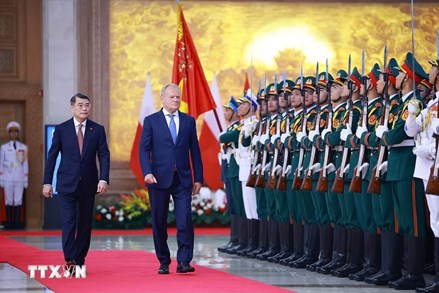 Thủ tướng Lê Minh Hưng chủ trì lễ đón chính thức Thủ tướng Ba Lan