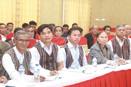 Những người ăn cơm nhà lo việc làng