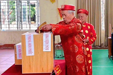 Cử tri Phú Thọ, Bắc Ninh đi bầu cử từ sáng sớm, gửi trọn niềm tin qua từng lá phiếu