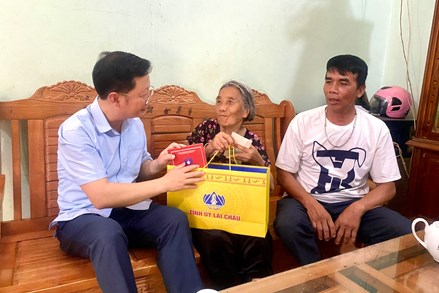 Chủ tịch Ủy ban MTTQ Việt Nam tỉnh Lai Châu thăm, tặng quà người có công, hộ nghèo, cận nghèo tại xã Sin Suối Hồ