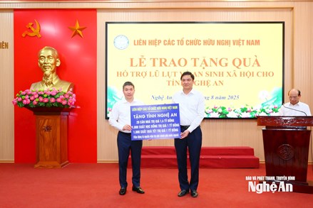 Liên hiệp Các tổ chức hữu nghị Việt Nam dâng hương tưởng niệm Chủ tịch Hồ Chí Minh và trao ủng hộ nhân dân tỉnh Nghệ An