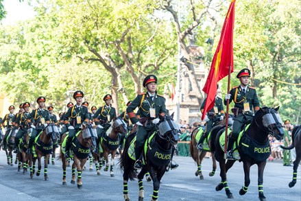 Người dân hoà mình cùng nhạc hội Cảnh sát thế giới 2025 tại phố đi bộ hồ Hoàn Kiếm