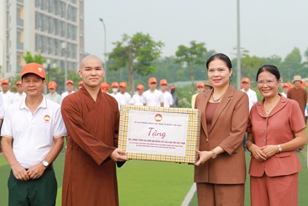 Phó Chủ tịch Ủy ban Trung ương MTTQ Việt Nam Hà Thị Nga động viên Khối đại đoàn kết toàn dân tộc tham gia diễu hành A80