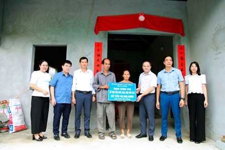 Cao Bằng: Trao kinh phí hỗ trợ xóa nhà tạm, nhà dột nát cho hộ nghèo xã Đức Long