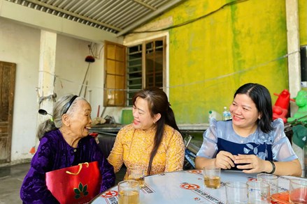 Ủy ban MTTQ Việt Nam tỉnh Quảng Ngãi thăm, tặng quà cho người có công