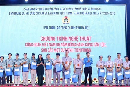 Hà Nội: Công đoàn hỗ trợ 80 trường hợp khó khăn tại chương trình nghệ thuật phục vụ công nhân lao động