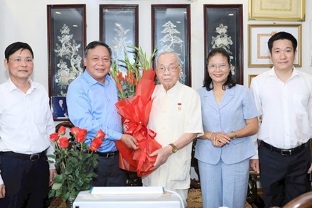 Lãnh đạo TP Hà Nội thăm, chúc mừng cán bộ lão thành cách mạng