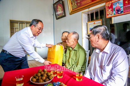 Đoàn công tác của Trung ương và tỉnh Hưng Yên tặng quà cho hộ nghèo trên địa bàn xã Bắc Thái Ninh