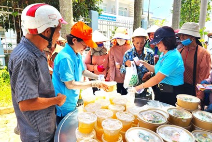 Những suất ăn “0 đồng” tiếp sức người lao động khó khăn