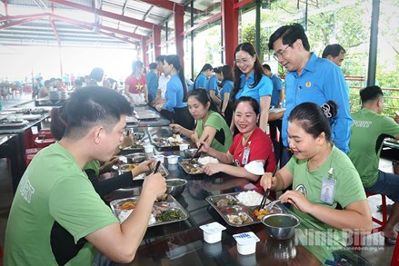Tổ chức “Bữa cơm Công đoàn” và tặng quà cho người lao động