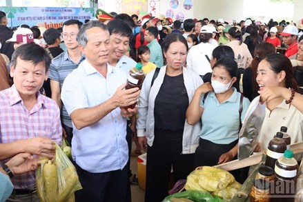 Quảng Ngãi: Phiên chợ 0 đồng vùng cao gắn kết chính quyền và nhân dân ở cơ sở