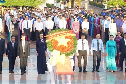 Lãnh đạo tỉnh Quảng Ngãi viếng Nghĩa trang Liệt sĩ tỉnh