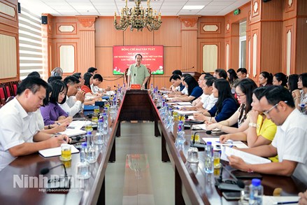 Phó Bí thư Tỉnh ủy, Chủ tịch Ủy ban MTTQ Việt Nam tỉnh Ninh Bình làm việc với Trường Chính trị tỉnh