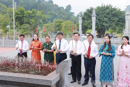 Ban Thường trực Ủy ban MTTQ tỉnh Tuyên Quang dâng hương nhân kỷ niệm 137 năm ngày sinh Chủ tịch Tôn Đức Thắng