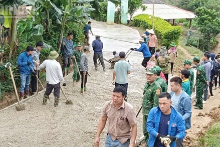 Bộ đội Biên phòng Sơn La chung tay giúp người dân vùng biên