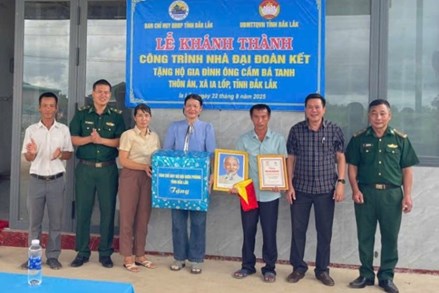 Đồn Biên phòng Ea H’leo bàn giao nhà “Đại đoàn kết” và nhân rộng mô hình phát triển kinh tế hộ gia đình ở khu vực biên giới