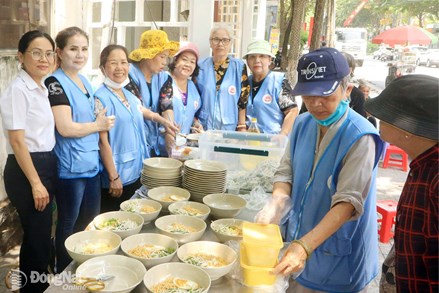 Bữa cơm nghĩa tình của Phật giáo Đồng Nai
