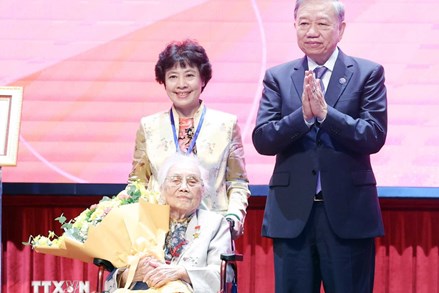 Tổng Bí thư Tô Lâm trao danh hiệu Anh hùng lao động cho nguyên Phó Chủ tịch nước Nguyễn Thị Bình