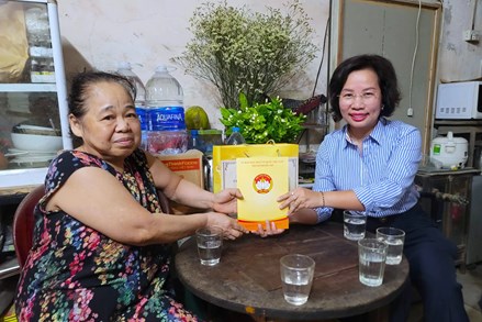 Phó Chủ tịch Thường trực Ủy ban Mặt trận Tổ quốc TP Hà Nội tặng quà cá nhân tiêu biểu phường Ba Đình