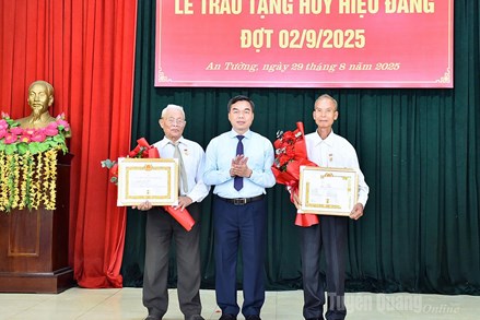 Phó Bí thư Tỉnh ủy, Chủ tịch Ủy ban MTTQ Việt Nam tỉnh Tuyên Quang Ma Thế Hồng trao Huy hiệu Đảng cho các đảng viên lão thành