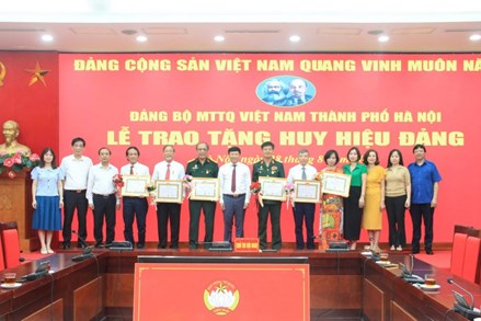 Đảng bộ MTTQ Việt Nam TP Hà Nội trao Huy hiệu Đảng đợt 2/9