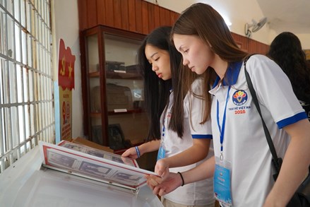 Kiều bào trẻ hạnh phúc khi về thăm quê hương