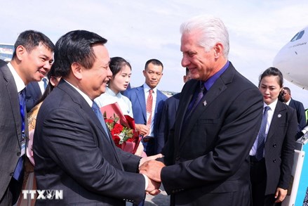 Chủ tịch nước Cuba và Phu nhân đến Hà Nội, bắt đầu thăm cấp Nhà nước
