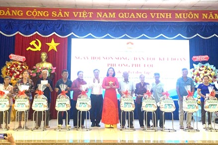 Lãnh đạo Mặt trận TP Hồ Chí Minh chung vui Tết Độc lập cùng người dân