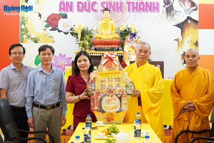 Quảng Ngãi: Phó Chủ tịch Thường trực UBND tỉnh Y Ngọc thăm, chúc mừng Giáo hội Phật giáo Việt Nam tỉnh
