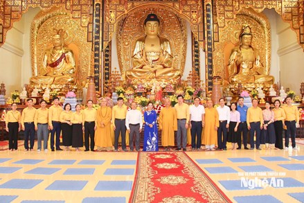 Bà Võ Thị Minh Sinh chúc mừng Ban Trị sự Giáo hội Phật giáo Việt Nam tỉnh Nghệ An nhân Lễ Vu lan năm 2025, Phật lịch 2569