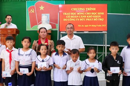 Vĩnh Long: Ủy ban MTTQ Việt Nam tỉnh trao 100 suất học bổng cho học sinh khó khăn