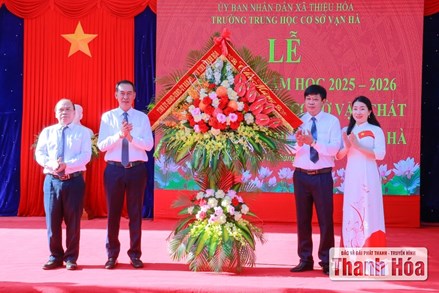 Thanh Hóa: Phó Bí thư Tỉnh ủy, Chủ tịch Ủy ban MTTQ Việt Nam tỉnh Trịnh Tuấn Sinh dự lễ khai giảng tại Trường THCS Vạn Hà