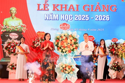 Hưng Yên: Phó Bí thư Tỉnh ủy, Chủ tịch Ủy ban MTTQ Việt Nam tỉnh Nguyễn Mạnh Hùng dự lễ khai giảng năm học mới năm 2025