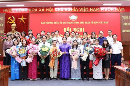 Ban Thường trực Uỷ ban Trung ương MTTQ Việt Nam trao quyết định nghỉ hưu theo Nghị định 178 cho 16 cán bộ 