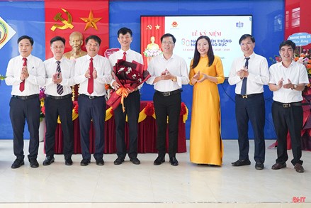 Hà Tĩnh: Chủ tịch Ủy ban MTTQ Việt Nam tỉnh Trần Nhật Tân chúc mừng giáo viên, học sinh đón năm học mới