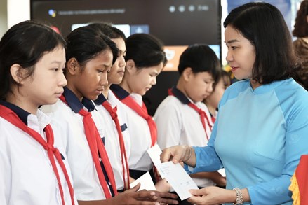 Phó Chủ tịch UBTƯ MTTQ Việt Nam, Chủ tịch Hội LHPN Việt Nam Nguyễn Thị Tuyến dự khai giảng và tặng quà trẻ em có hoàn cảnh khó khăn ở Lâm Đồng