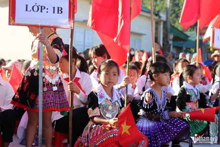 Nghệ An: Năm học mới ở 'cổng trời' Mường Lống, nơi sự học là niềm tự tôn của người Mông