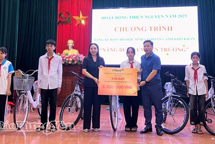 Hưng Yên: Phó Chủ tịch Thường trực Ủy ban MTTQ Việt Nam tỉnh trao quà cho học sinh và gia đình có hoàn cảnh khó khăn